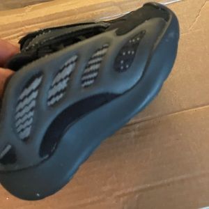 Yeezy toddler 700